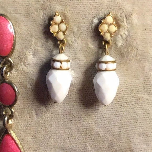 VINTAGE WHITE EARRINGS with Gold metal ….. dangle earrings - Picture 3 of 7